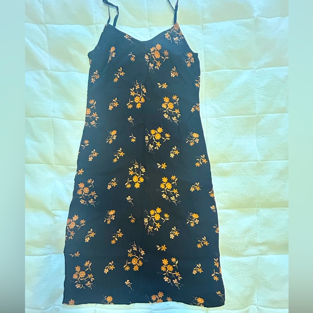 Size petite medium, dizzy lizzy, black dress.